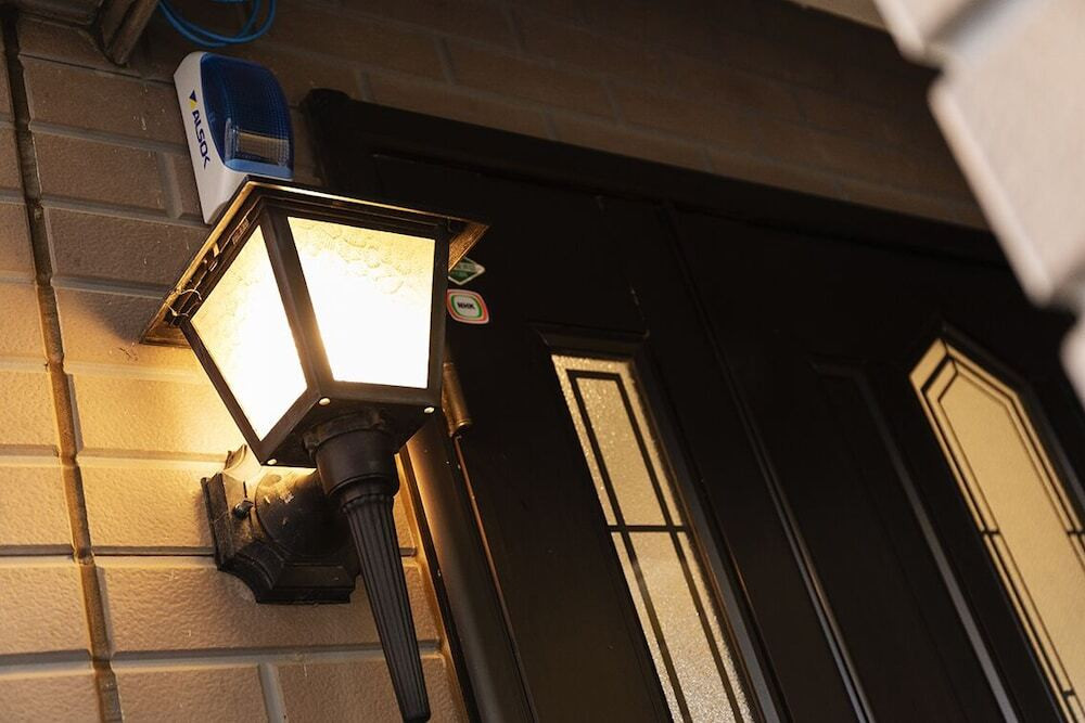 施設の正面 (日没後)