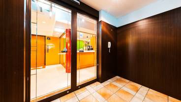 施設の入り口 / 19