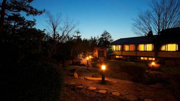 施設の正面 (日没後) / 2