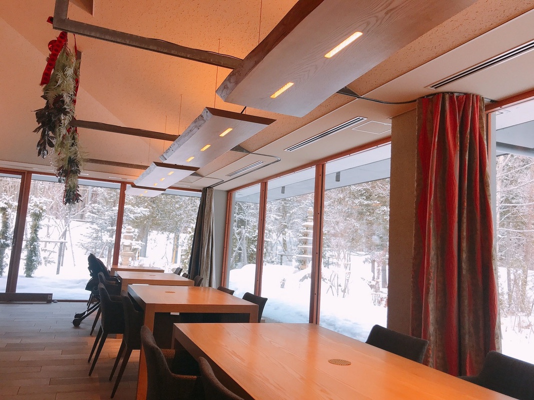 レストランのテーブル席で朝は仕切りカーテンを納めた様子。