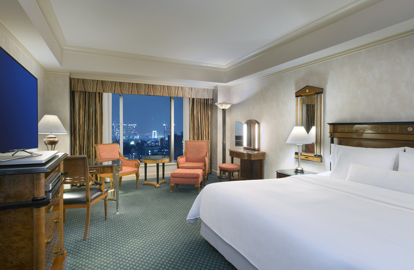 「雲の上の寝心地」のベッドで夜景をみながら就寝4247198