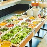 朝食ビュッフェのサラダコーナー / 1