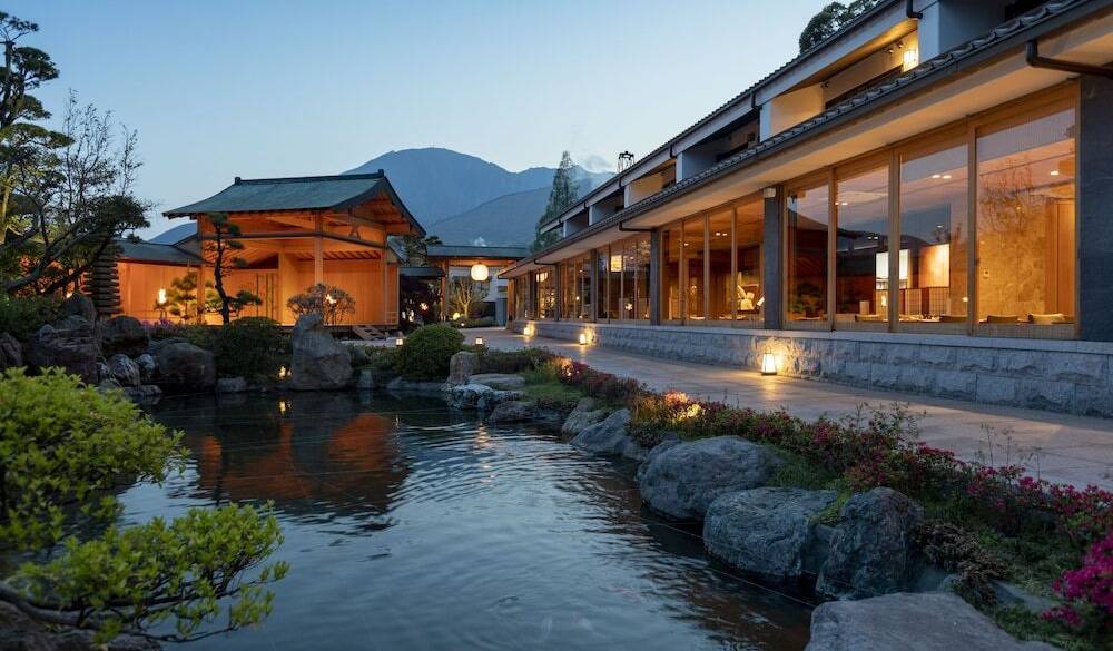 池に鯉が泳ぐ庭園 / 5