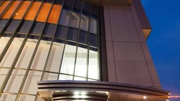 施設の正面 (日没後) / 2