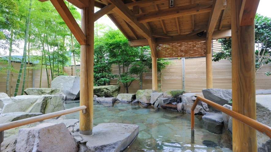 一本杉スキー場のゲレンデを望む温泉でホッと一息♡3924709