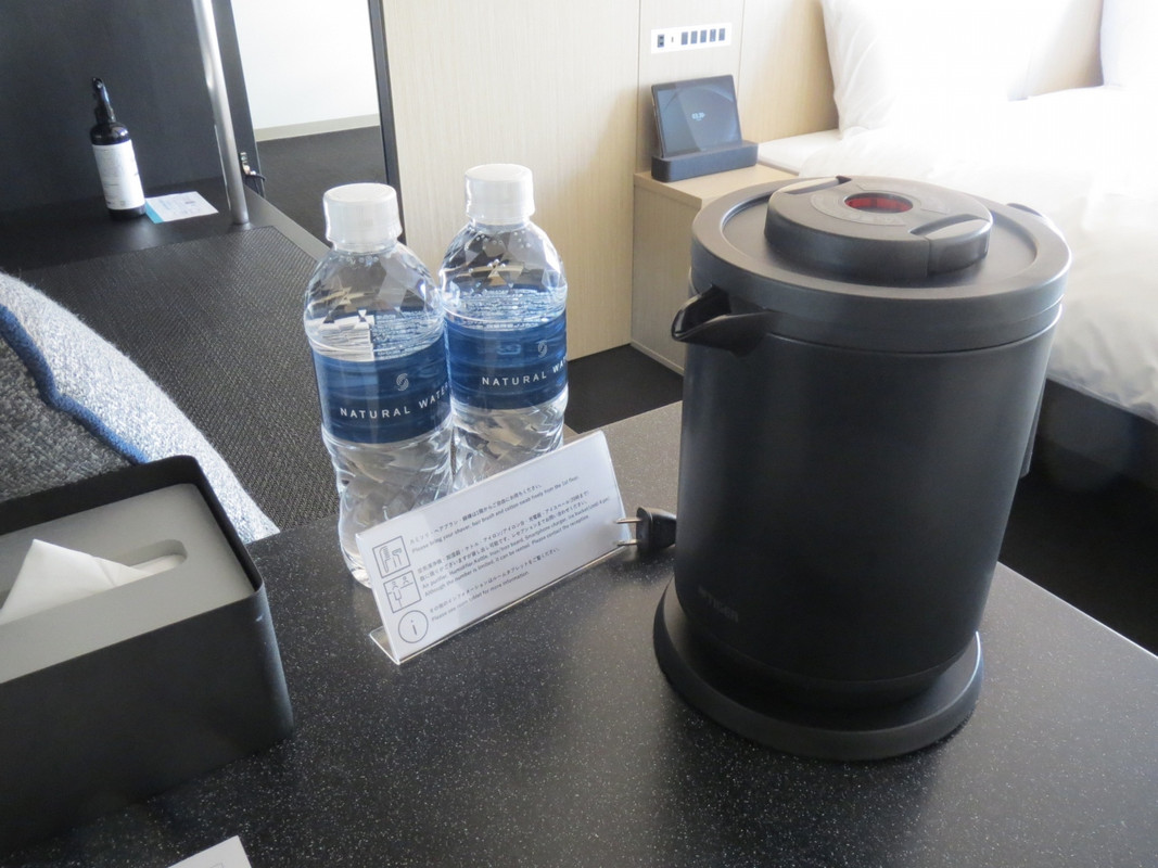 ミネラルウォーターがサービス　電気ポットはフロントに依頼した