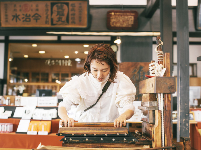 江戸時代に使われていた製造機を使って丸薬製造を体験できます。真ん丸にするのは、簡単そうに見えて意外と難しい！