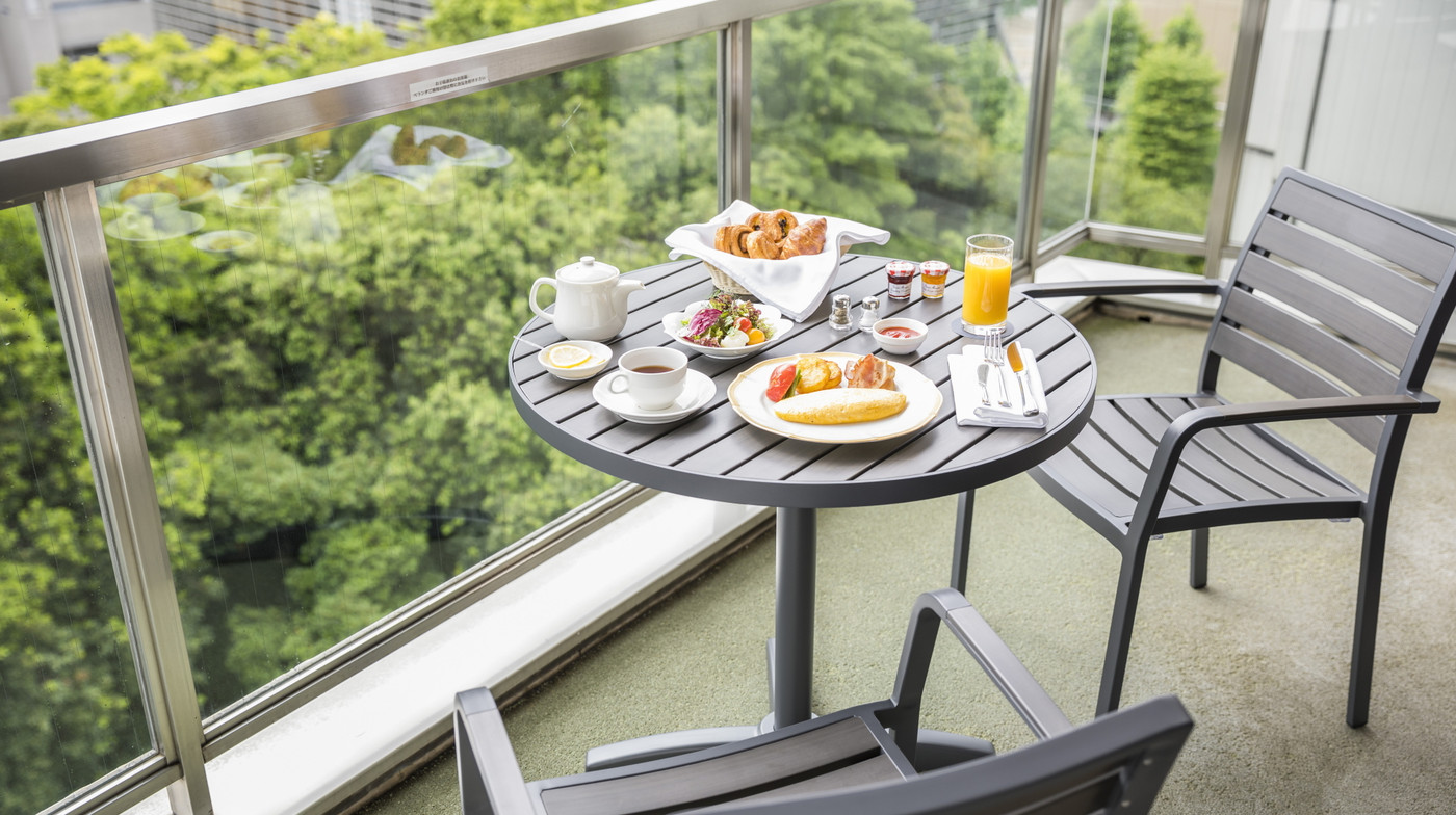 朝食はお部屋のバルコニーで朝の爽やかな風を感じながら4272994