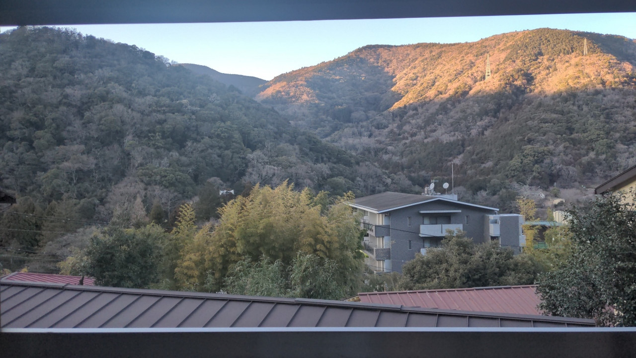 北向きなので日の出も日の入りも見えないです