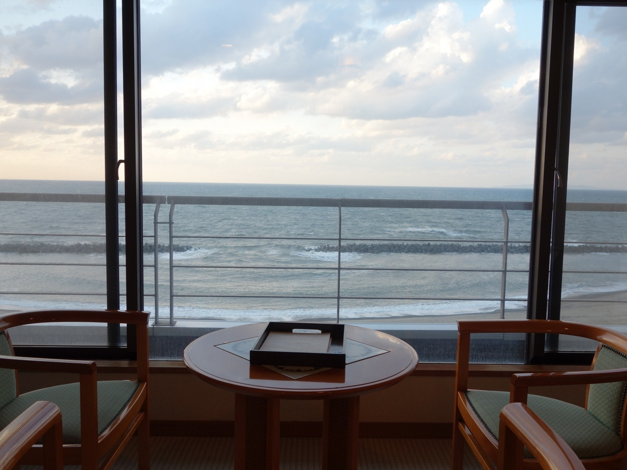 新潟の四季を味わえる、波打ち際の温泉宿4244750