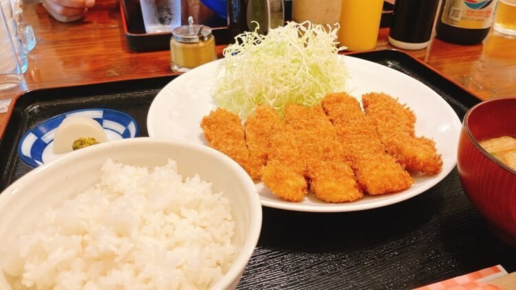 島民に人気のとんかつ専門店「とんかつ力」。ロースカツ、ヒレカツ、メンチカツ、串カツなど、いろいろな豚カツがいただける / 4