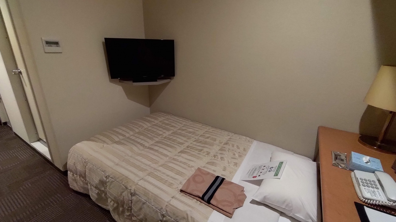 ベッド前にテレビがあります