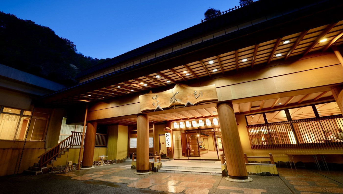 二段に流れ落ちる滝とバリエーションに富んだお風呂が自慢4084949