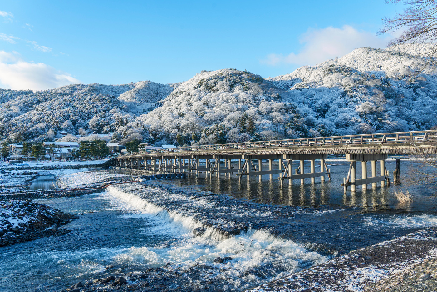 雪化粧をした京都嵐山　渡月橋