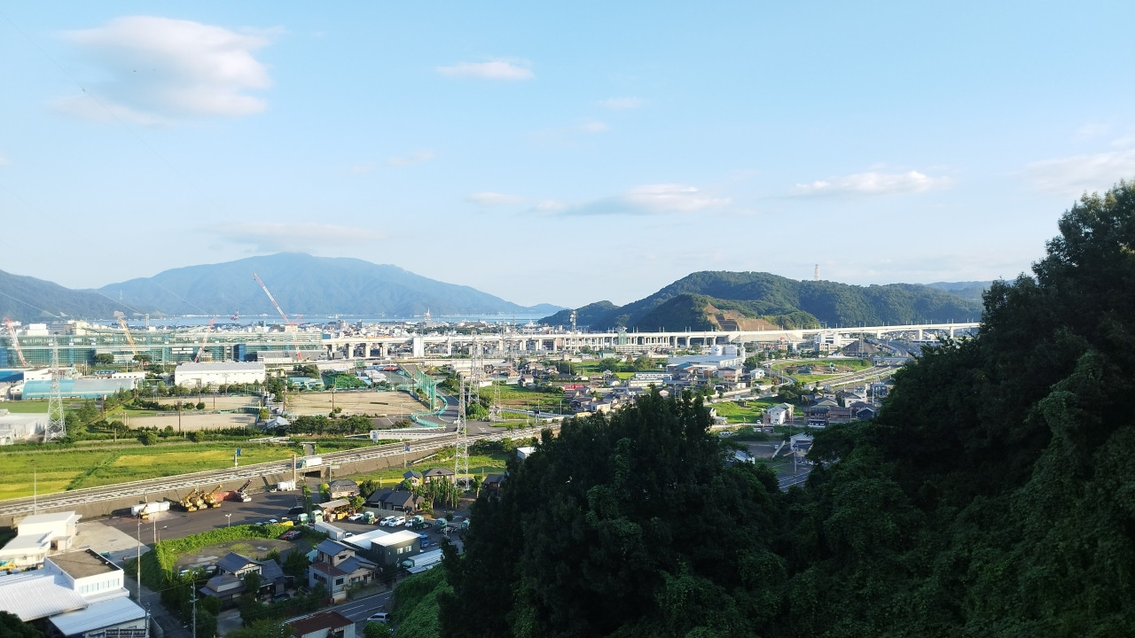 朝の眺望、建設中の北陸新幹線敦賀駅が見えます。