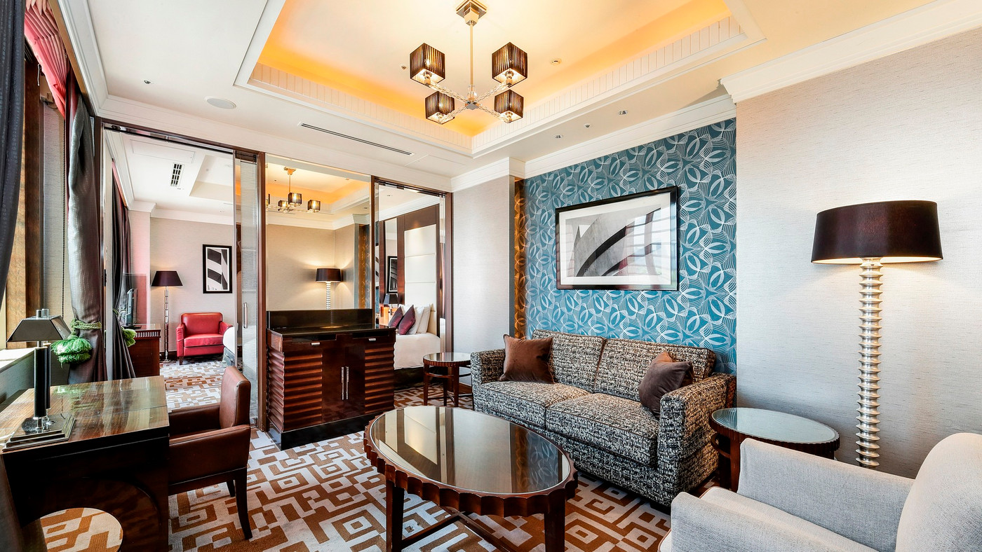 お台場デートの後は、ワイン・花束・ケーキで豪華なお祝いを4770759