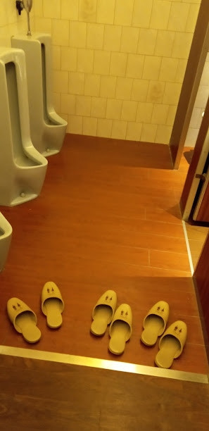 トイレは履き替え利用です