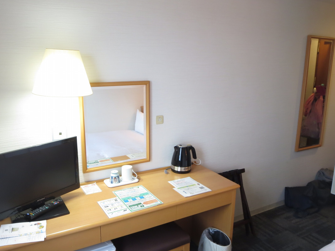 客室の備品、カウンターテーブル、テレビなどです。