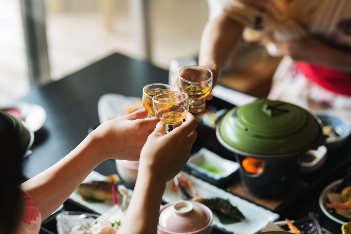 旅館で乾杯する女性