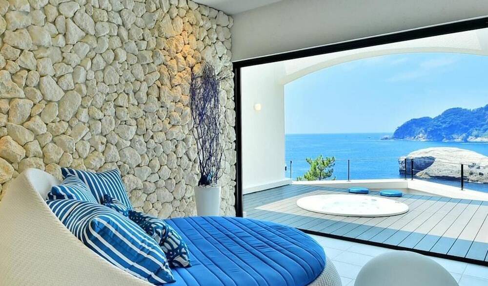 リゾート気分に浸れる
貸切ジャグジーも◎ / 2