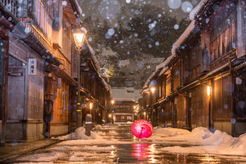 < Ishikawa > Snow-covered Higashi Chaya District and snow-covered Kanazawa City