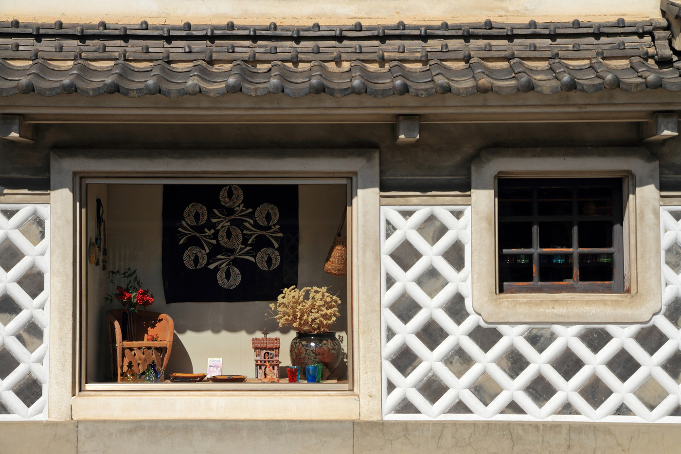 民芸店のショーウインドウ