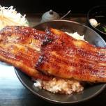 驚愕の見た目！都内で“はみ出しグルメ”が味わえるお店10選