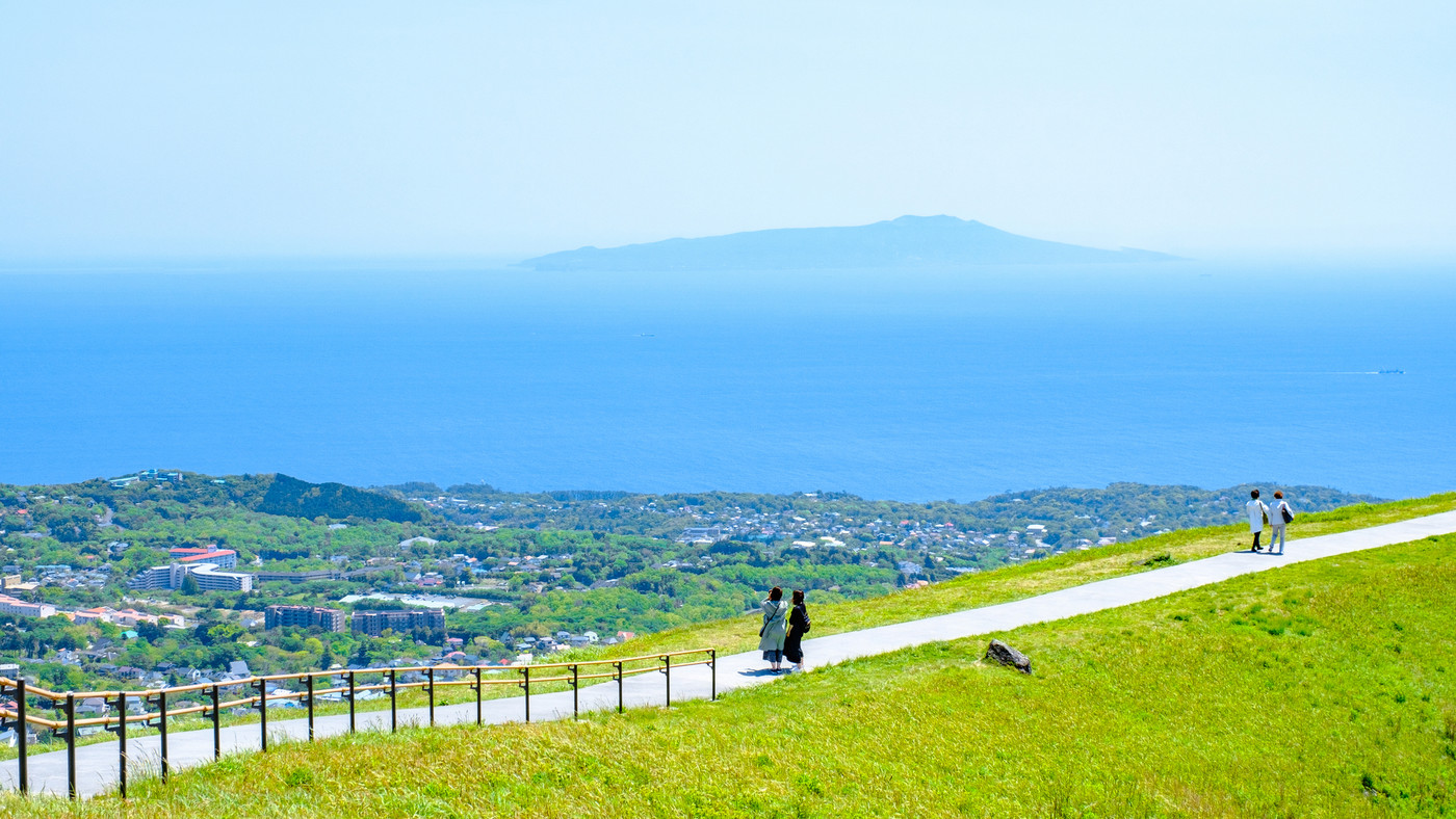 伊豆・大室山の風景（春）：相模灘・伊豆大島を望む