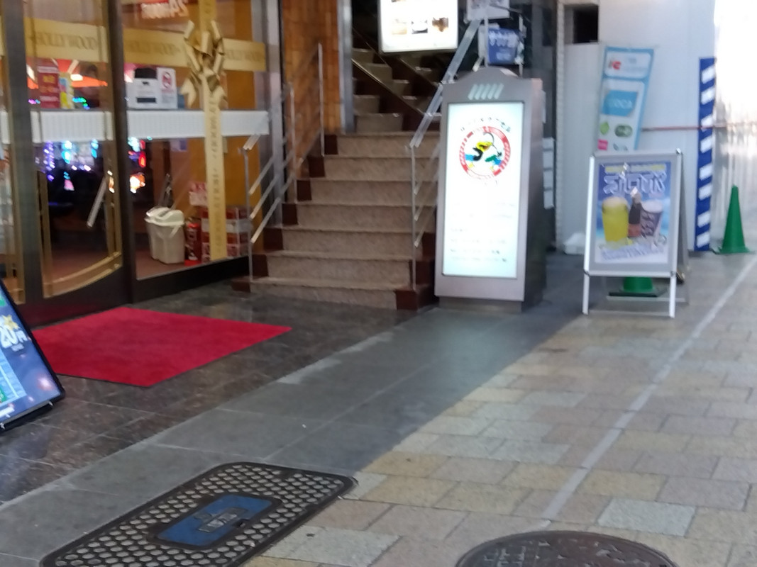 謎のサウナドリンク「オロポ」の立て看板もあります。