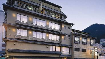 施設の正面 (日没後) / 1