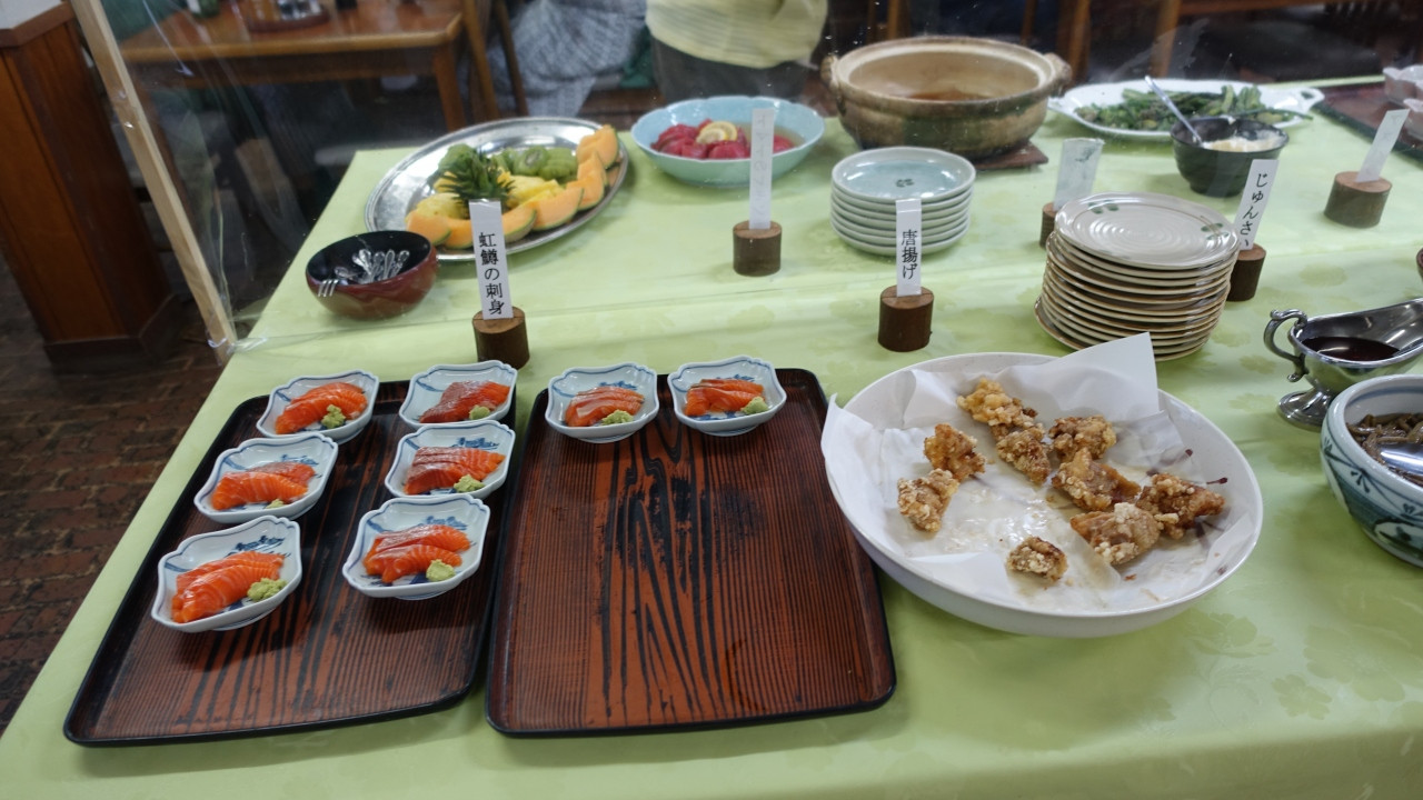 ビュッフェ形式の食事