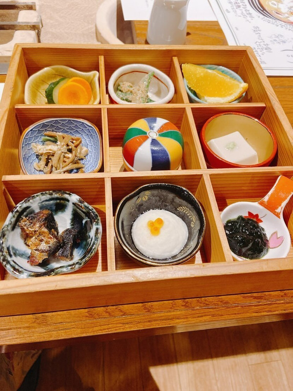 朝食は和食をいただきました。小鉢が沢山あってお腹がいっぱいになりました♪