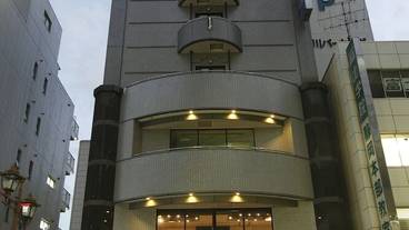 施設の正面 (日没後) / 1