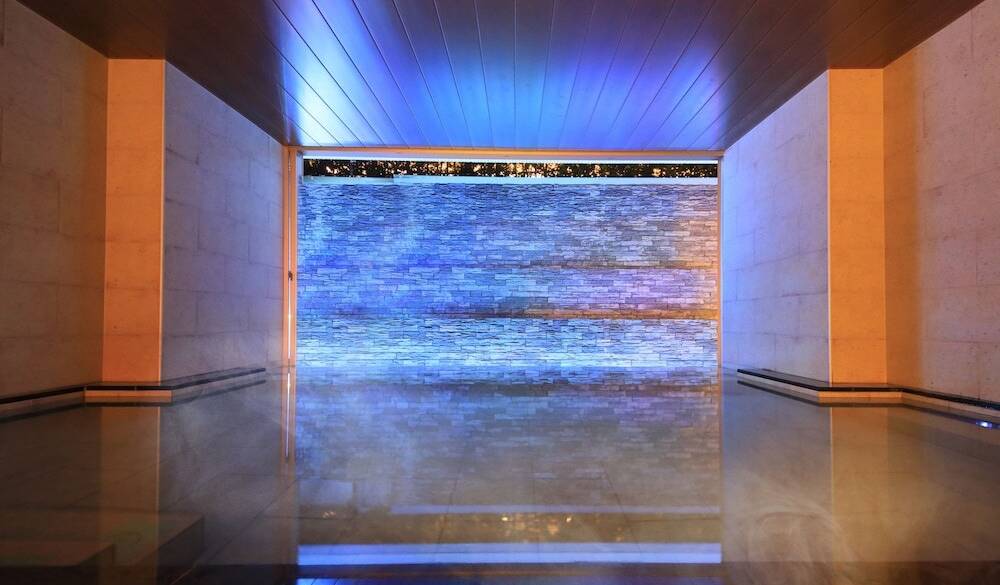 温泉＆岩盤浴で
身も心もデトックス / 1