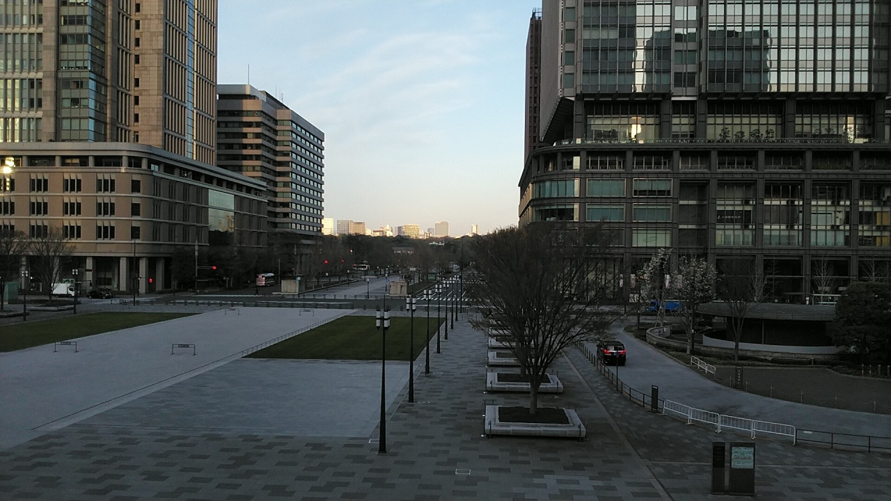 朝の静かな東京駅