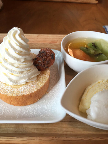 「せんねんの木 祇園店」料理 1049761 バームクーヘン生クリーム乗せ（なんて名前か忘れた…）+150円で季節のアイスと季節のフルーツが付いてくる。