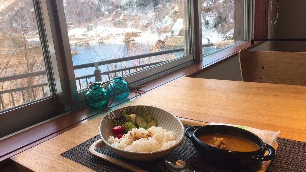 神秘的なブルーの
「奥四万湖」へ / 2