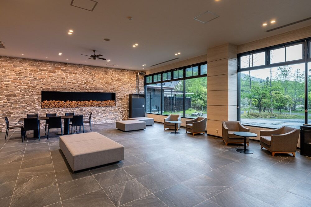 山に囲まれた静謐な空間でくつろぐ3573499