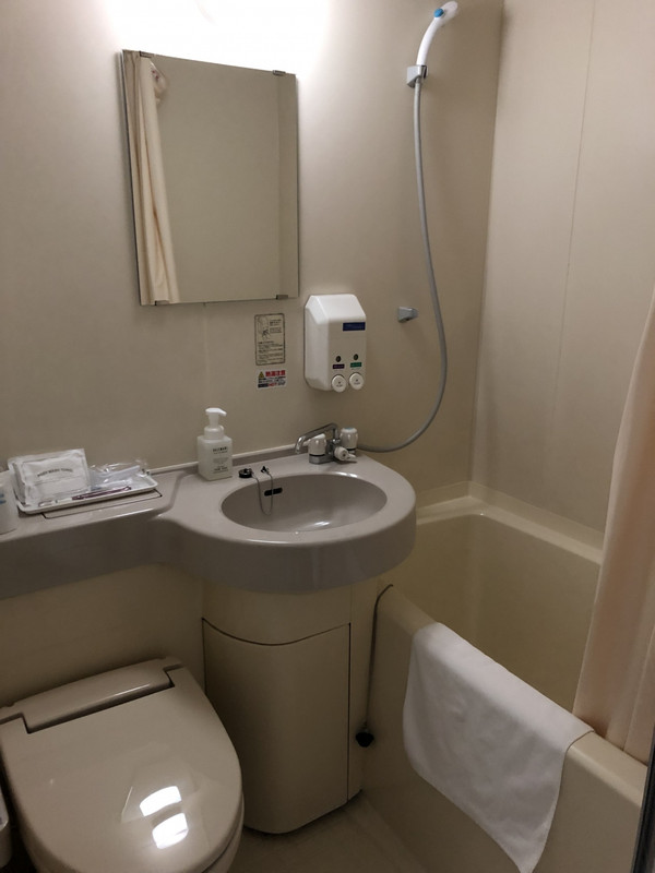 浴室は手狭です。バストイレ室には大きな段差hがあります。