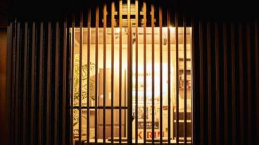 施設の正面 (日没後) / 3