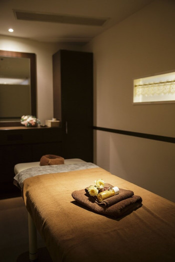 リビング付きの広々客室でワイワイお喋り♪4243011