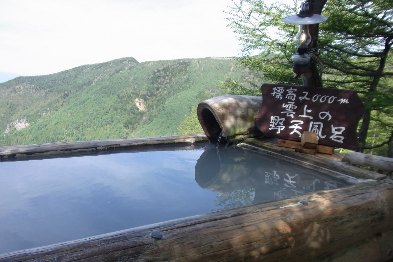 雲の上の野天風呂とランプに癒やされる温泉宿4236881