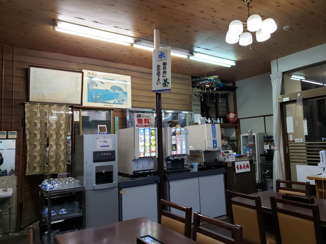 食堂の店内。ソフトドリンクのドリンクバーは無料サービス。