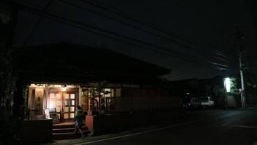 施設の正面 (日没後) / 1