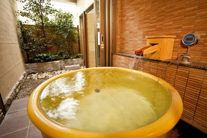 客室露天は、陶器や石造りと様々