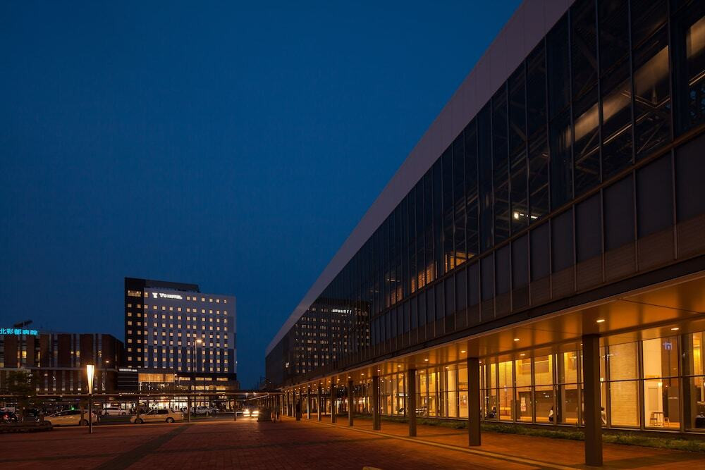 施設の正面 (日没後)