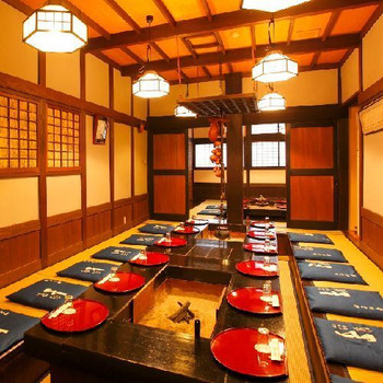 囲炉裏のあるレトロな食事会場で、郷土料理や旅館オリジナルメニューを味わって3977930