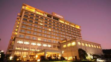 施設の正面 (日没後) / 2