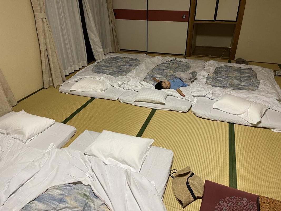 5人分布団を敷いても十分な広さです。