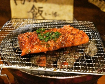 「亀戸ホルモン」料理 62665 2015.2 レンガハラミを炭火の七輪で焼きます